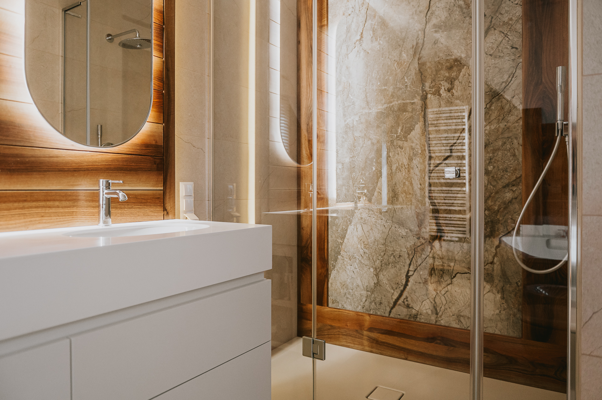 Łazienka z drewnianą okładziną ścienną